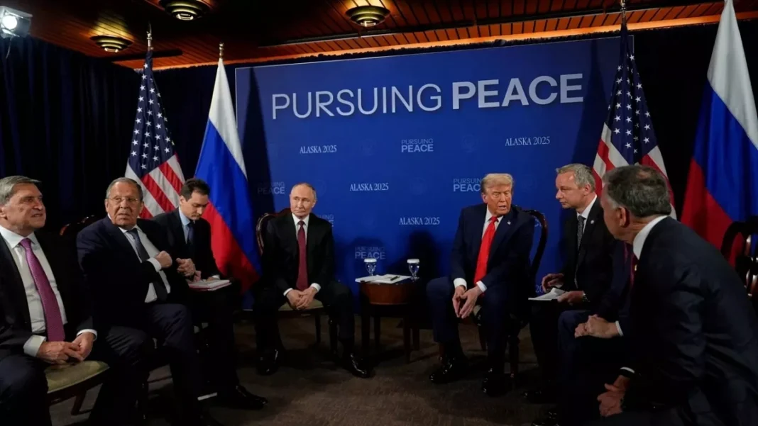 Alaska’daki Trump–Putin Zirvesi: Beden dili semboller üzerindeki mücadeleyi gözler önüne serdi