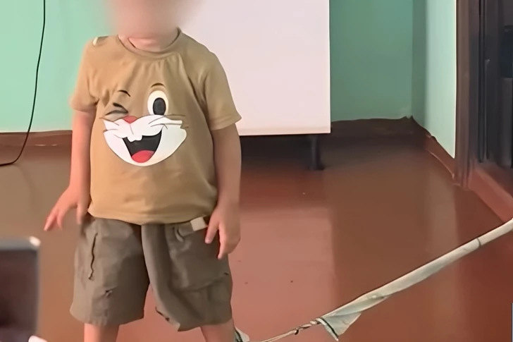 Ebeveynler Çocukları Evcil Hayvan Gibi Gördüğünde: Azerbaycan’da İstismarın Rahatsız Edici Bir Görüntüsü