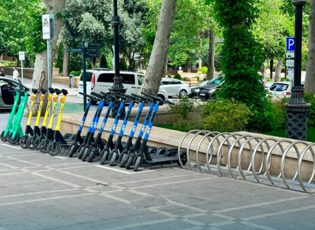 Bakü’de scooterlar: artan popülerlik ve güvenlik riskleri