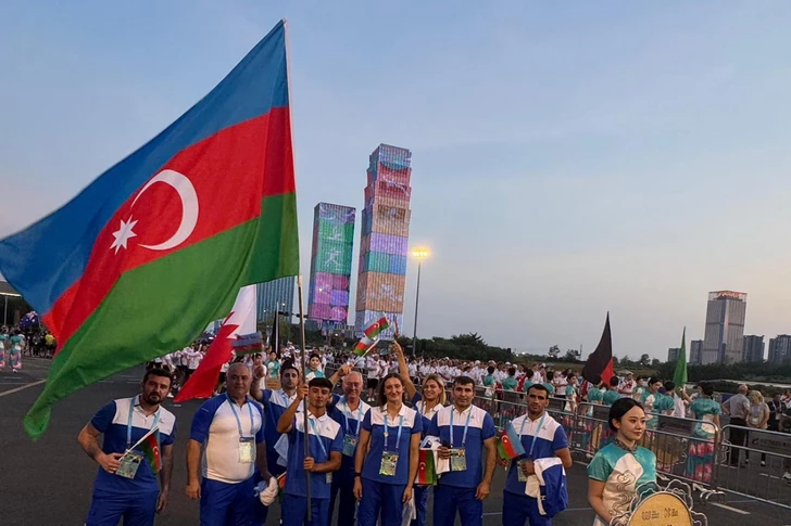 Çin’deki Dünya Oyunları’nın Açılış Töreni’nde Azerbaycan Bayrağı Göndere Çekildi