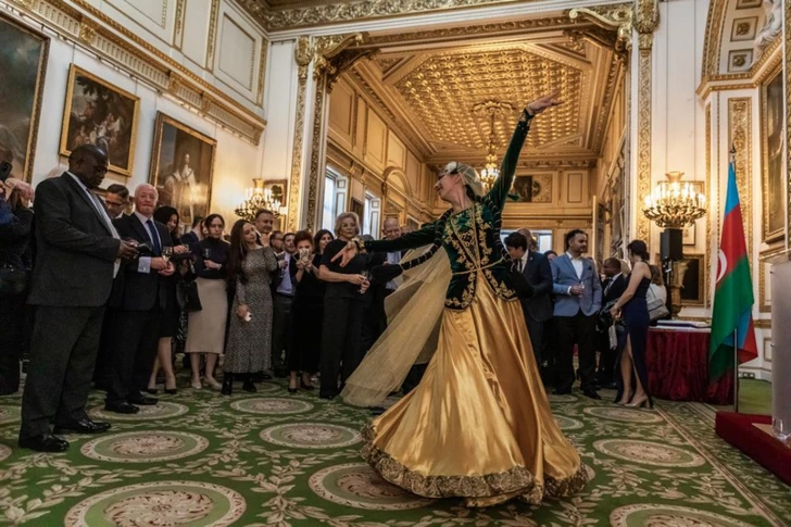 Bakü’den Leeds’e: Azerbaycanlı Kadın, Ulusal Danslarını Britanyalı Çocuklarla Paylaşıyor