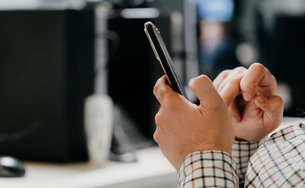 Azerbaycan’da bir mobil operatör faaliyetini durduruyor