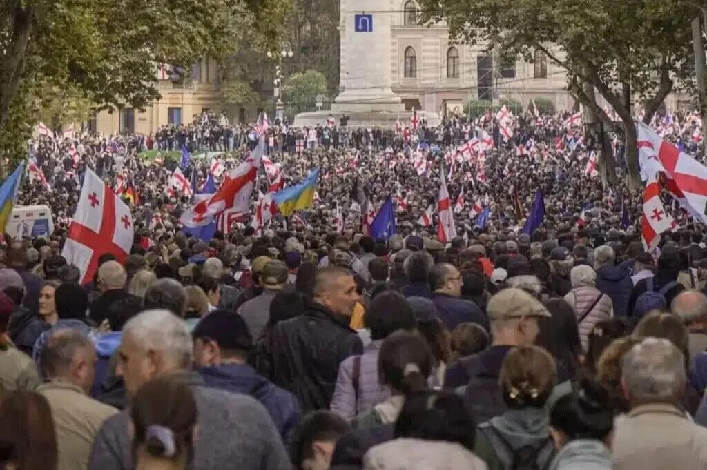 Tiflis’in ‘Barışçıl Devrimi’ Biber Gazı ve Gözaltılarla Sonuçlandı
