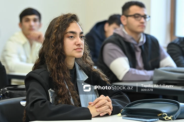 Azerbaycan’da öğrenciler neden “alan dışı derslere” karşı protesto ediyor? Bakanlığın tepkisi