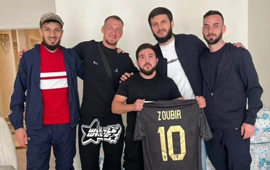 Karabağ futbolcularından maçta sakatlanan taraftara büyük jest