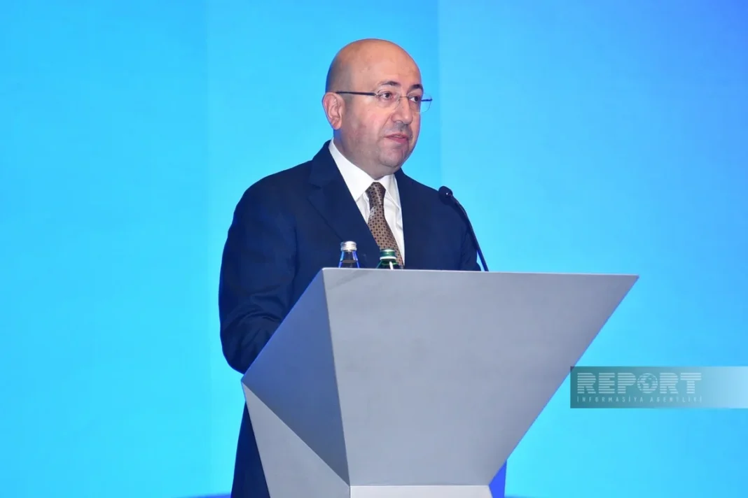 Karabağ ve Doğu Zengezur planları 1,1 milyon kişi için hazırlandı Devlet Şehircilik ve Mimarlık Komitesi Başkanı Anar Guliyev Bakü’de Azerbaycan Uluslararası Yatırım Forumu’nda konuşuyor