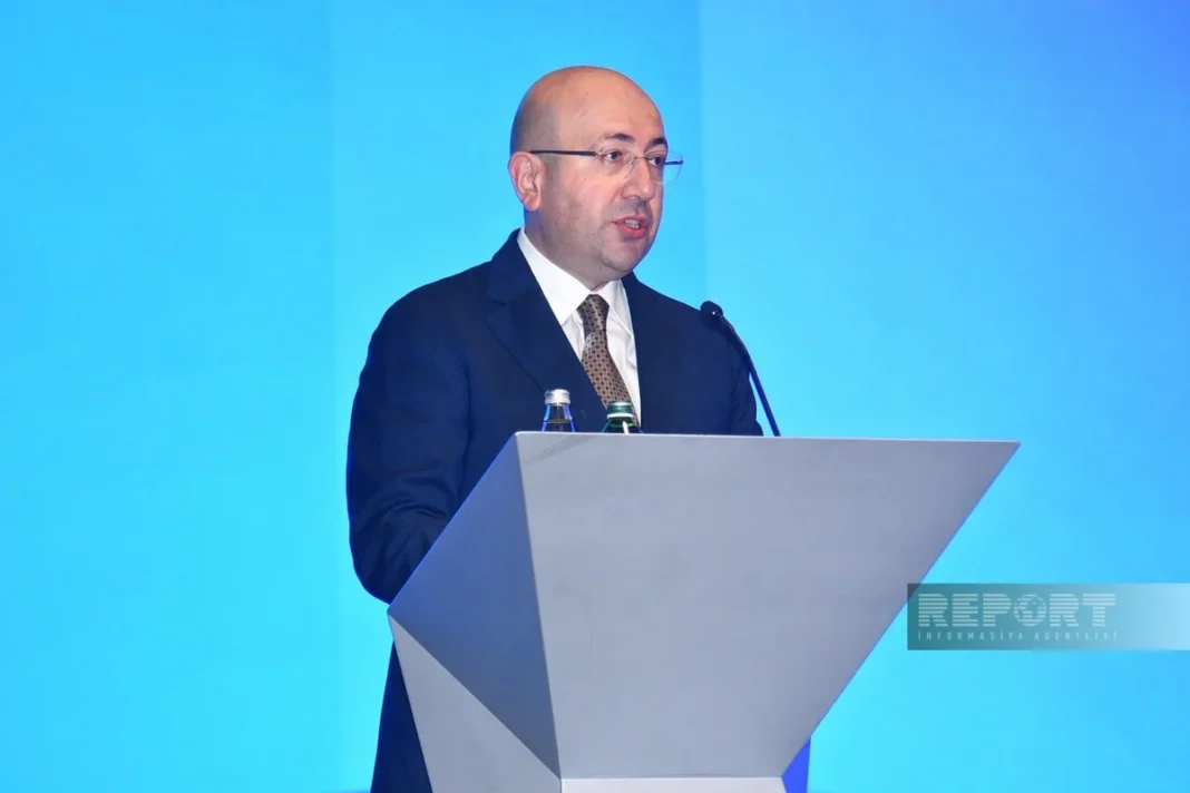 Devlet Şehircilik ve Mimarlık Komitesi Başkanı Anar Guliyev Bakü’de yatırım forumunda konuşuyor