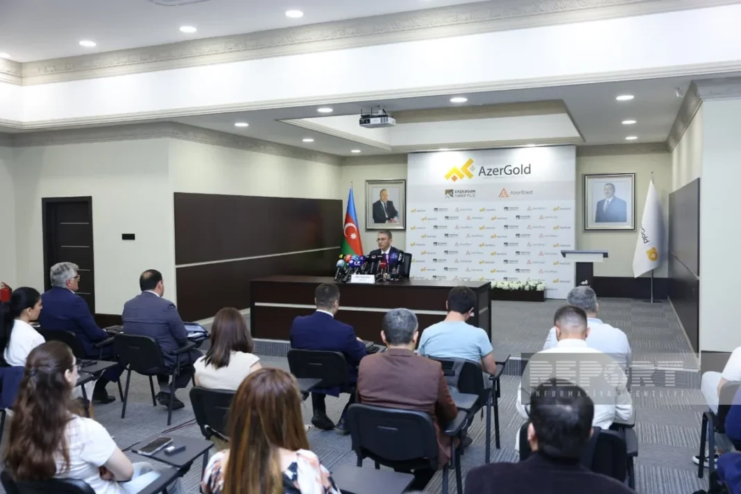 AzerGold dört maden projesi için 3,63 milyar manat yatırım öngörüyor AzerGold Başkanı Zakir İbrahimov maden projelerini sunuyor