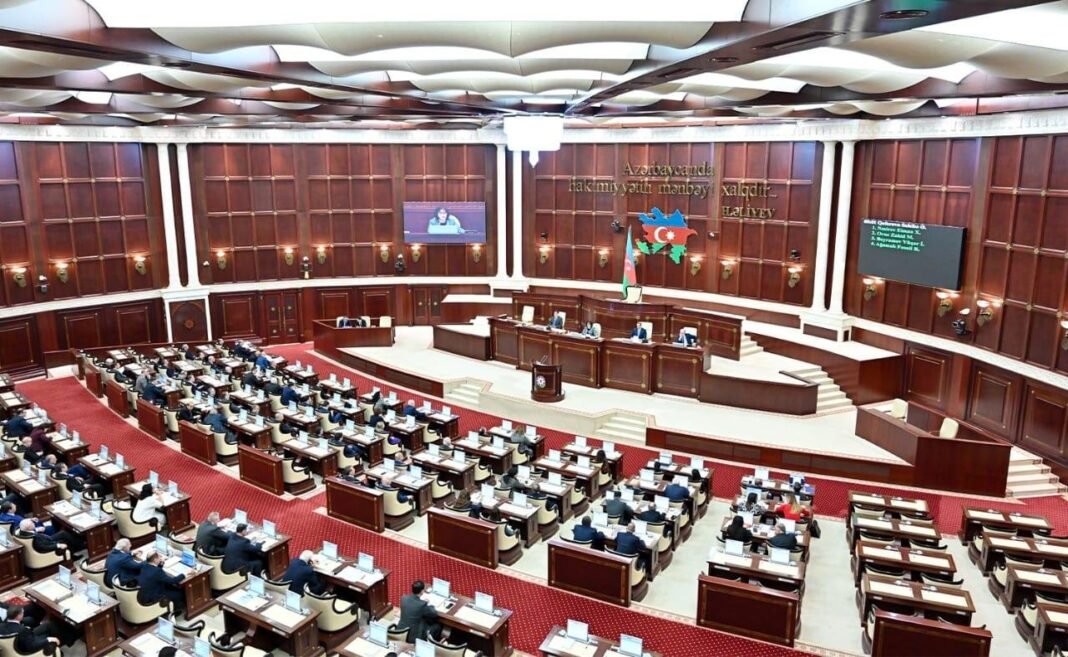 Borçların menkul kıymetleştirilmesinde yüzde 5 risk tutma şartı önerildi Azerbaycan Milli Meclisi komitesinin toplantısı