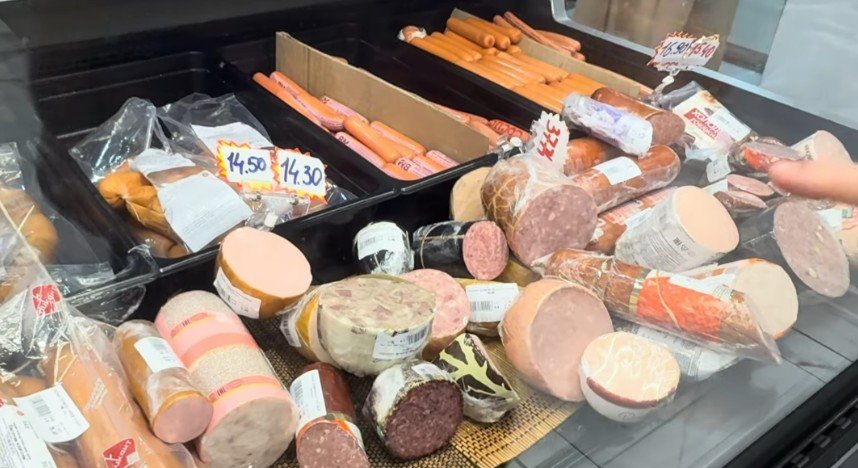 Bakü’de Belarus ürünleri: Sosis 5,69, peynir 29 manat Bakü merkezindeki bir markette Belarus sosisleri ve et ürünleri
