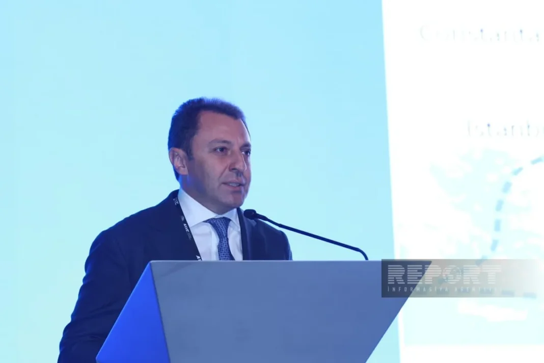 Zengezur Koridoru’ndaki karayolu yüzde 95, demiryolu yüzde 75 tamamlandı Azerbaycan Dışişleri Bakan Yardımcısı Elnur Mammadov Bakü'deki yatırım forumunda konuşuyor