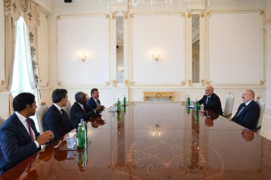 Aliyev, BlackRock ve GIP ile yeni altyapı projelerini görüştü Cumhurbaşkanı İlham Aliyev Global Infrastructure Partners Başkanı Adebayo Ogunlesi ile görüşüyor