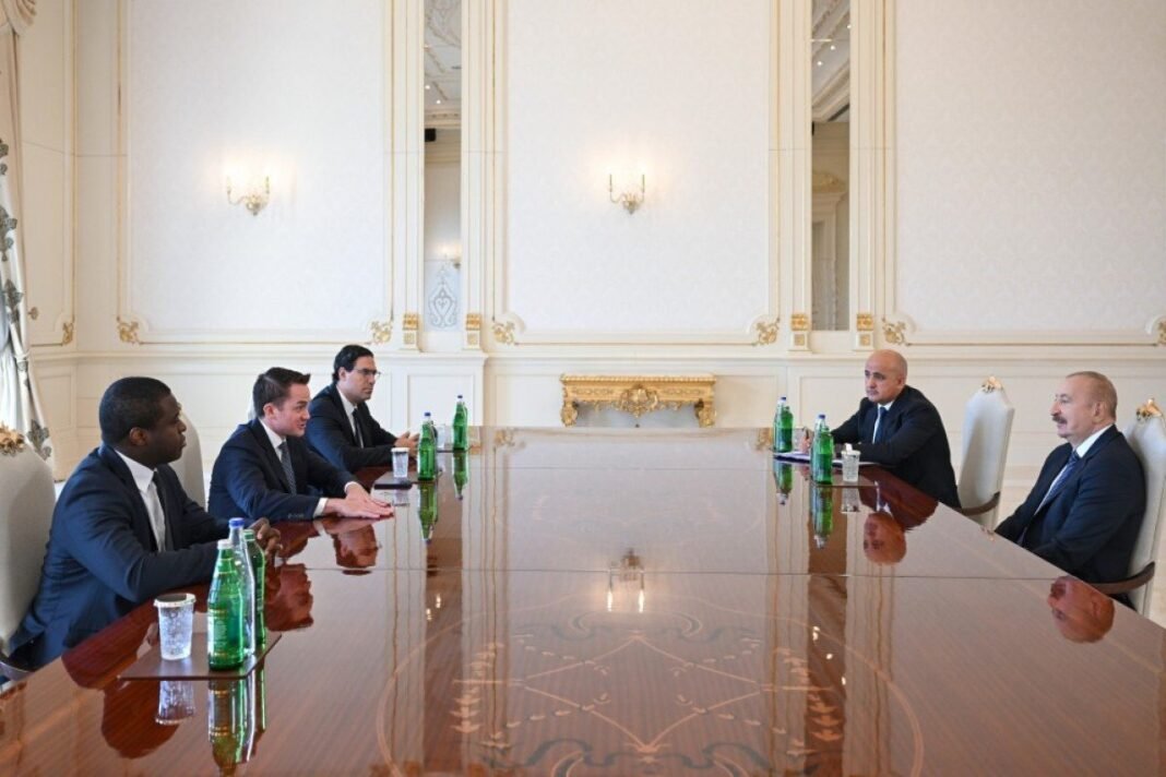 Aliyev ile Brookfield yeşil enerji ve dijital altyapıyı görüştü Cumhurbaşkanı İlham Aliyev Brookfield CEO'su Connor Teskey ile görüşüyor