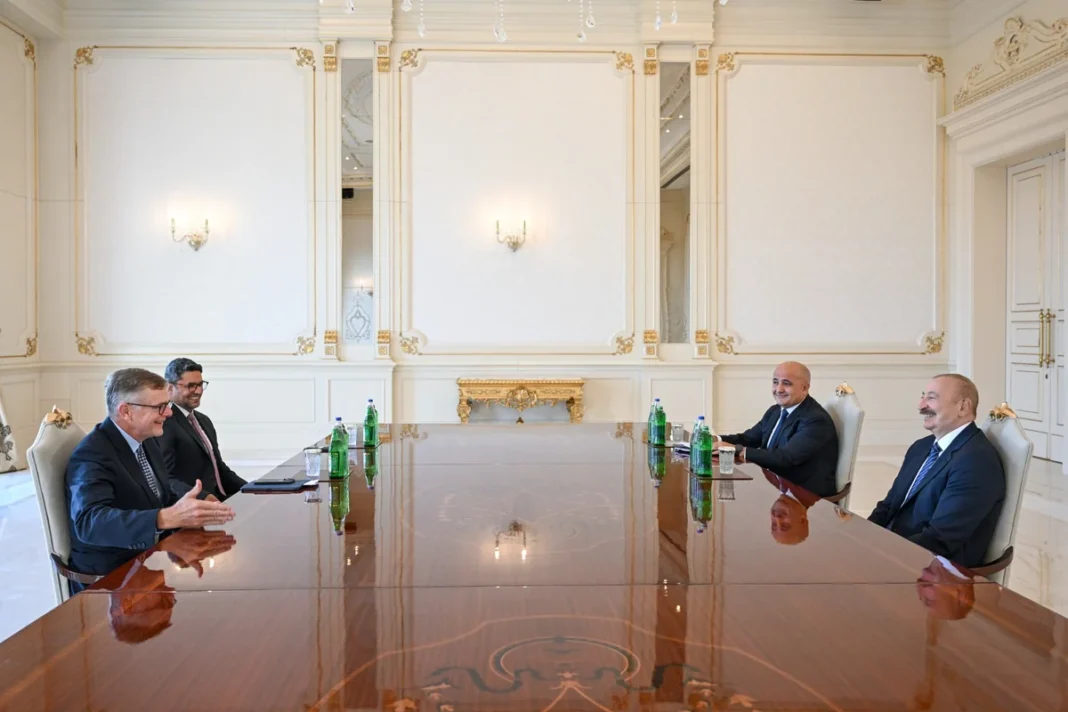 Aliyev, 613 milyar dolarlık varlık yöneticisiyle yeni projeleri görüştü Azerbaycan Cumhurbaşkanı İlham Aliyev Neuberger Berman Başkanı George Walker ile görüşüyor