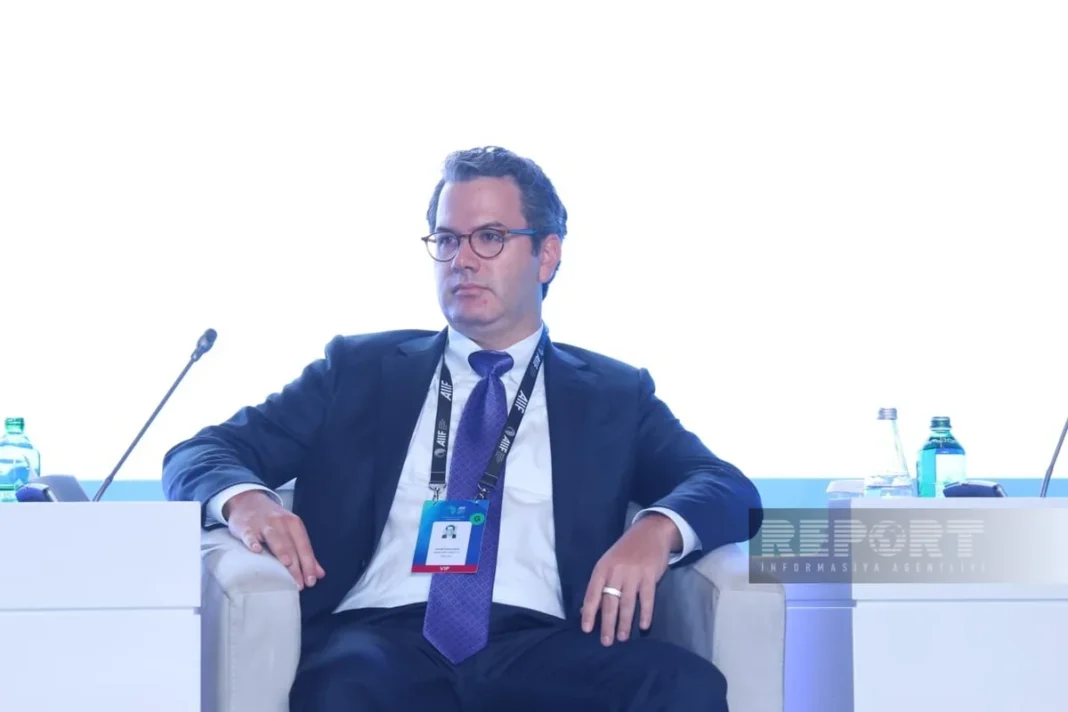 Apollo Genel Müdürü Jonathan Barr Bakü'deki AIIF 2026 yatırım forumunda konuşuyor
