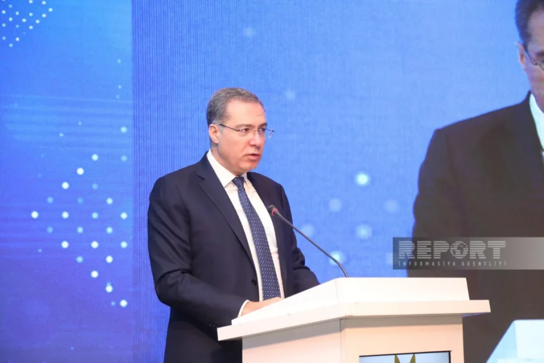Yatırım Forumu’nda 10 milyar doları aşan potansiyel projeler imzalandı Cumhurbaşkanı Yardımcısı Şahmar Mövsümov Bakü’de Azerbaycan Uluslararası Yatırım Forumu’nda konuşuyor