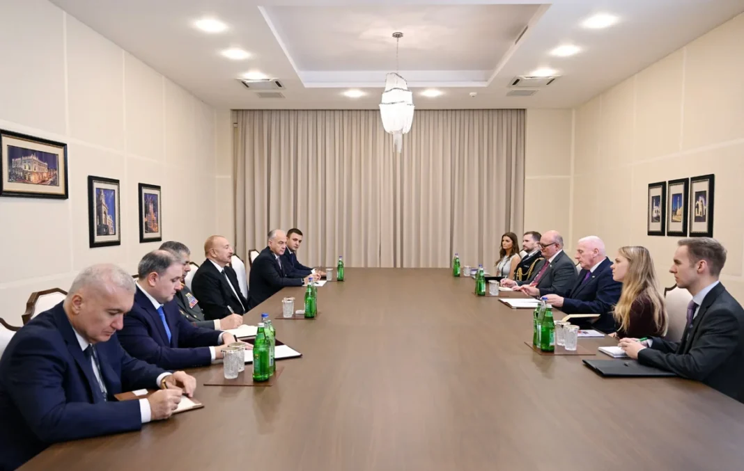 Aliyev, İngiltere ile savunma sanayisinde yeni iş birliğini görüştü İlham Aliyev, İngiltere Savunmadan Sorumlu Devlet Bakanı Lord Vernon Coaker ile görüşüyor
