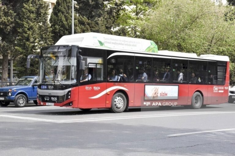 Bakü’de 16 otobüs güzergâhı değişiyor, Darnegül bağlantısı ücretsiz olacak Bakü caddesinde sefer yapan şehir otobüsleri