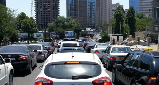 Bakü’de 11 Ekim’de 10 yolda trafik düzenlemesi Bakü'de yoğun trafikte ilerleyen araçlar