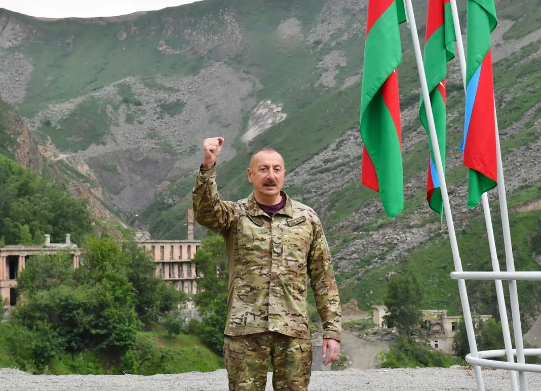 Aliyev: Ermenistan’la barış hâlâ kırılgan, korunmalı Azerbaycan Cumhurbaşkanı İlham Aliyev, Azerbaycan bayraklarının önünde askerî üniformayla