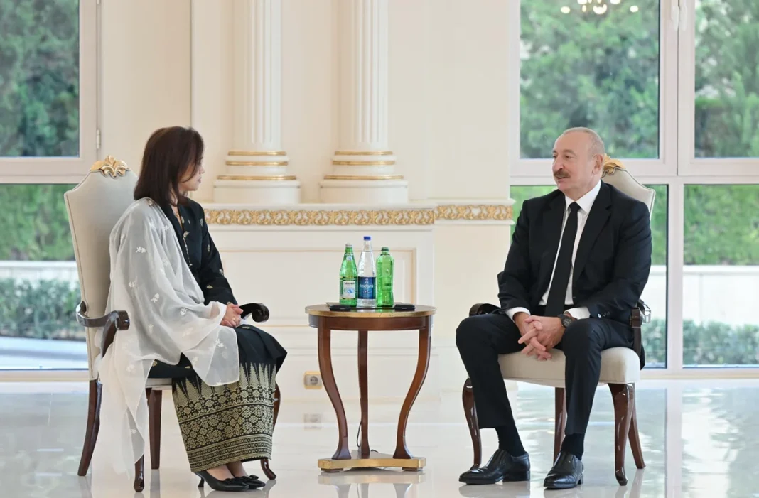 Azerbaycan ile Malezya vizesiz seyahat ve doğrudan uçuşları görüşüyor Cumhurbaşkanı İlham Aliyev, Malezya Büyükelçisi Aznifa Isnaria binti Abdul Ghani ile görüşüyor