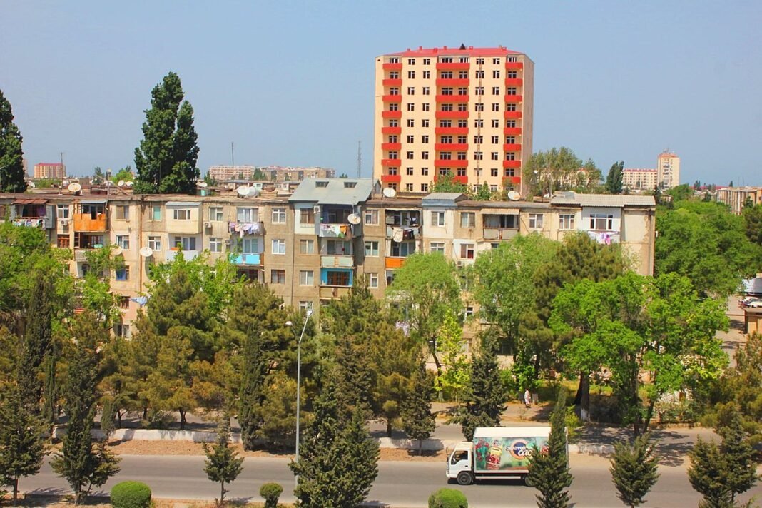 Apartman bodrumu kime ait? Ortak alanı tek sakin kullanamaz Azerbaycan’da ortak bodrum ve çatı alanları bulunan apartman