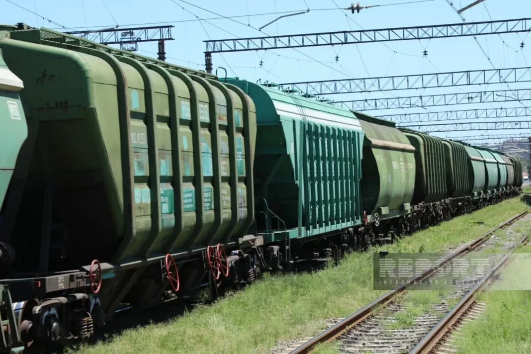Azerbaycan’ın Ermenistan’a ihracatı 39,9 milyon manata ulaştı Demiryolunda yük taşıyan tren