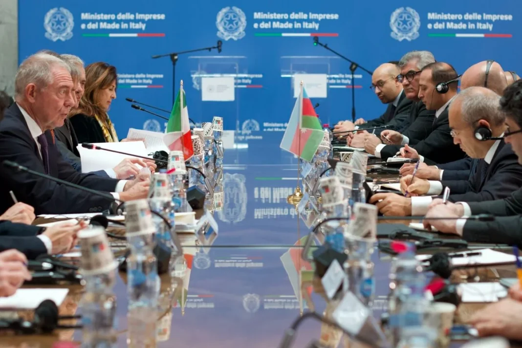 Azerbaycan ve İtalya ticarette 10 milyar avroyu aşmayı hedefliyor Mikayıl Cabbarov ve Adolfo Urso Roma'daki görüşmede