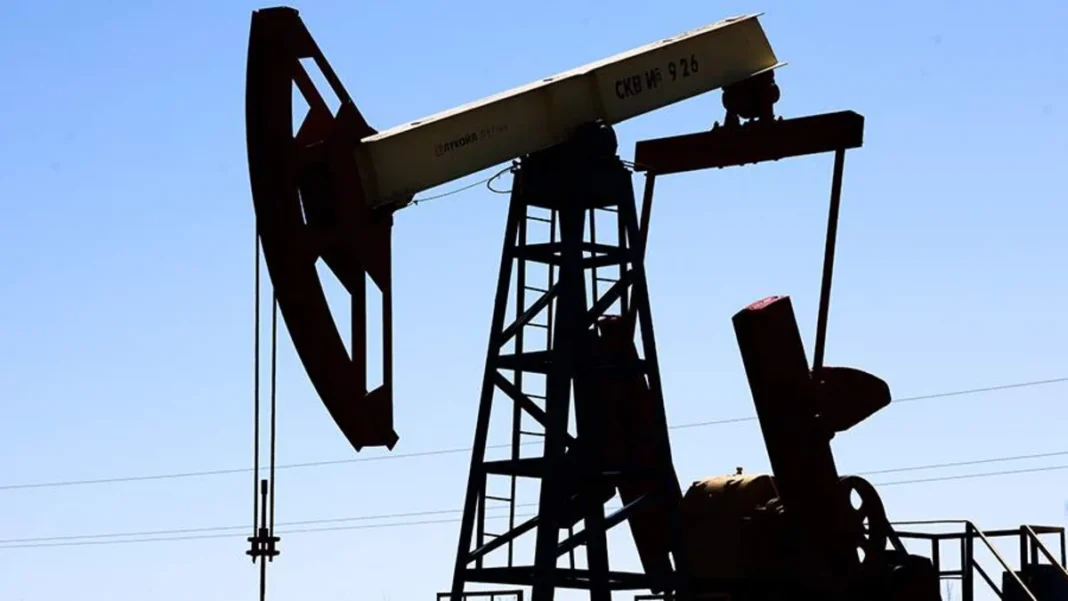 Hazar Denizi'nde Azeri Light petrol üretim platformu