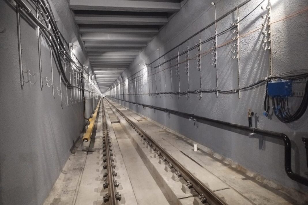 Bakü metrosunda Kırmızı Hat’ta iki dakikalık sefer aralığı geri geliyor Bakü metrosunda Hazi Aslanov istasyonu yakınındaki tünel
