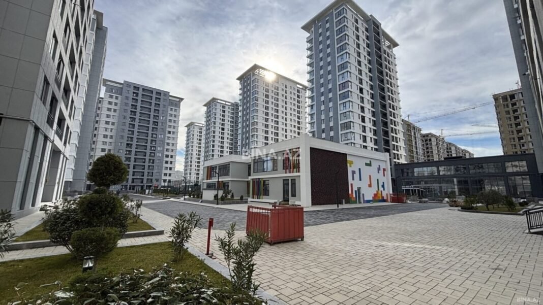 Bakü’de yeni apartman kuleleri ve avlu