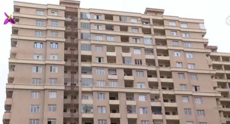Bakü’de aile 36 bin manat ödedi, altı yıldır dairesini bekliyor Bakü'de Abbas Mirza Şerifzade Caddesi'ndeki apartman binası