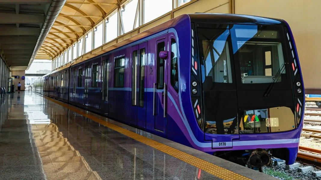Bakü Metrosu istasyonunda bir metro treni