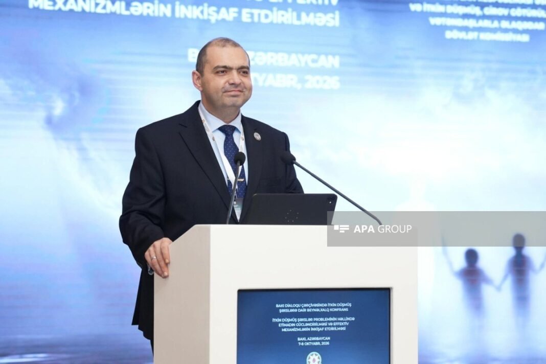 Bakü, Erivan’dan kayıpların mezar yerlerine ilişkin bilgi istedi Gazanfer Ahmedov Bakü’de kayıp kişiler konferansında konuşuyor