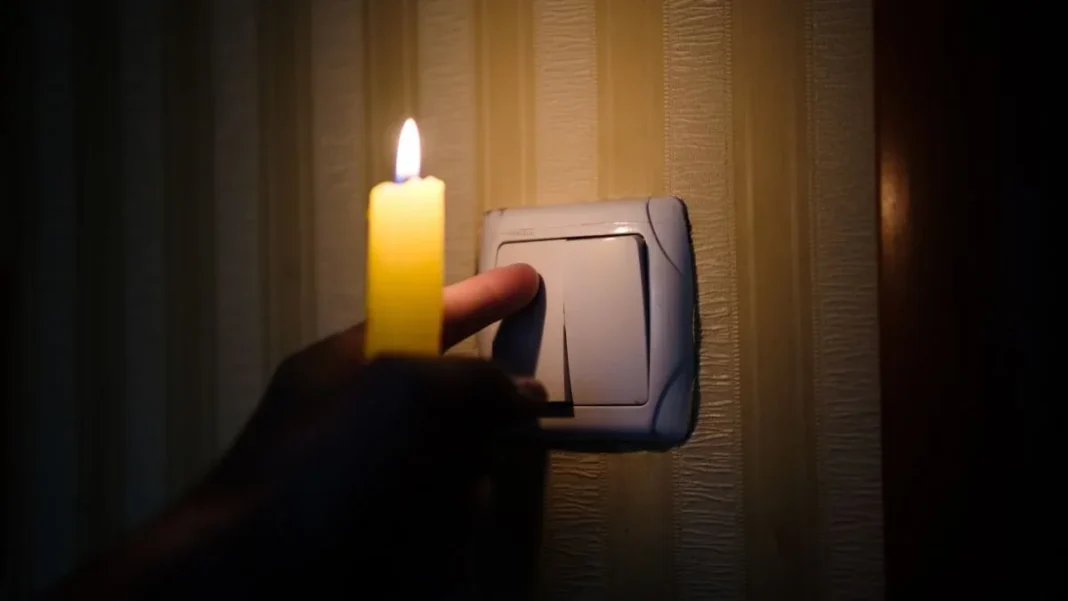 Bakü’nün Yasamal ve Binegedi ilçelerinde 22 Ekim’de elektrik kesintisi Bakü’de planlı elektrik kesintisini simgeleyen mum ve ışık düğmesi