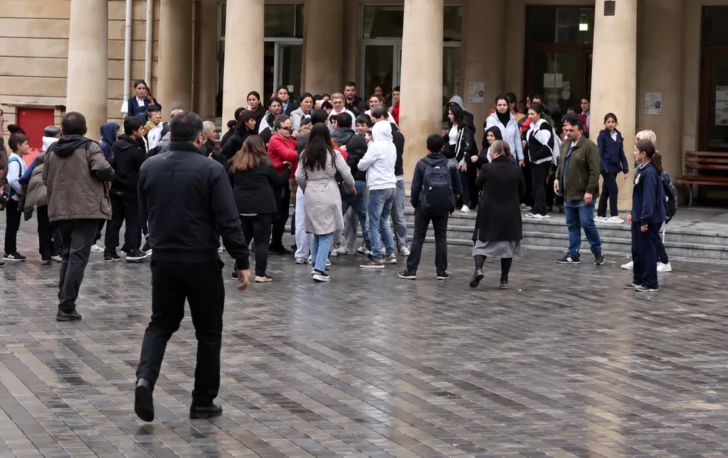Gazetecilere saldırı haberinde Vesti Baku tarafından yayımlanan fotoğrafta Bakü 225 numaralı okulunun bahçesindeki insanlar.