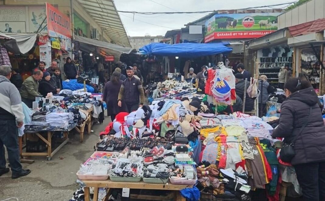 Bakü’de sokak satıcıları ve pazar hareketliliği
