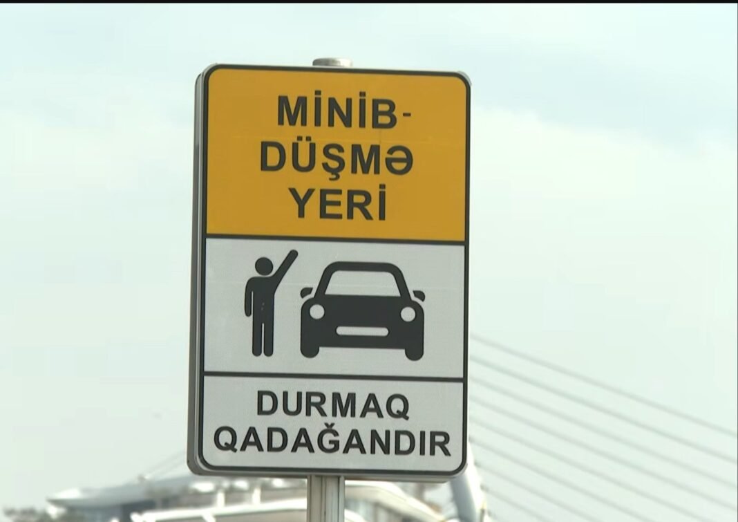 Bakü’de taksi duraklarını başka araçlar işgal ediyor Bakü’de bir caddeye park edilmiş araçlar