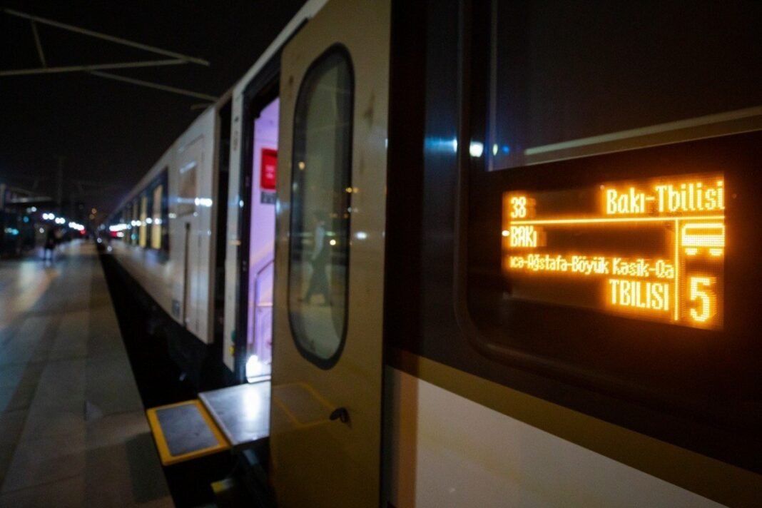 Bakü-Tiflis tren seferleri 1 Kasım’da günde dörde çıkıyor Bakü-Tiflis hattında çalışan yolcu treni