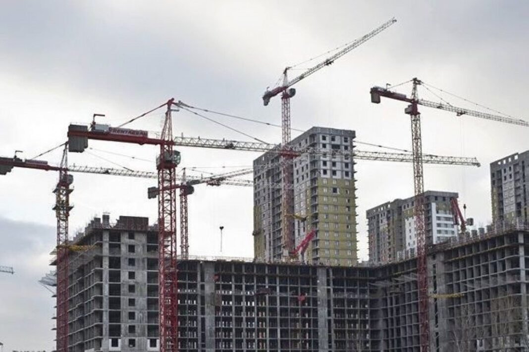 Azerbaycan’da çok katlı bir konut binasının inşaatı