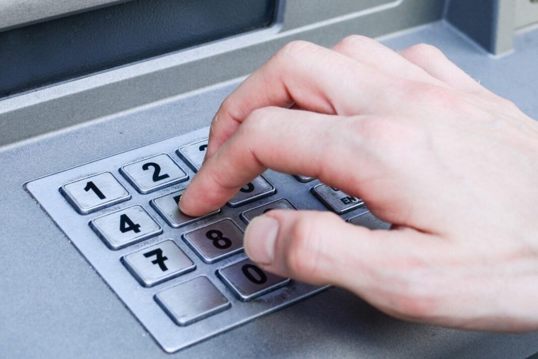 Engellilik nedeniyle emekli aylığı beş yıl içinde yeniden bağlanabilecek ATM'de işlem yapan kişi, engellilik emekli aylığı ödemelerini simgeliyor