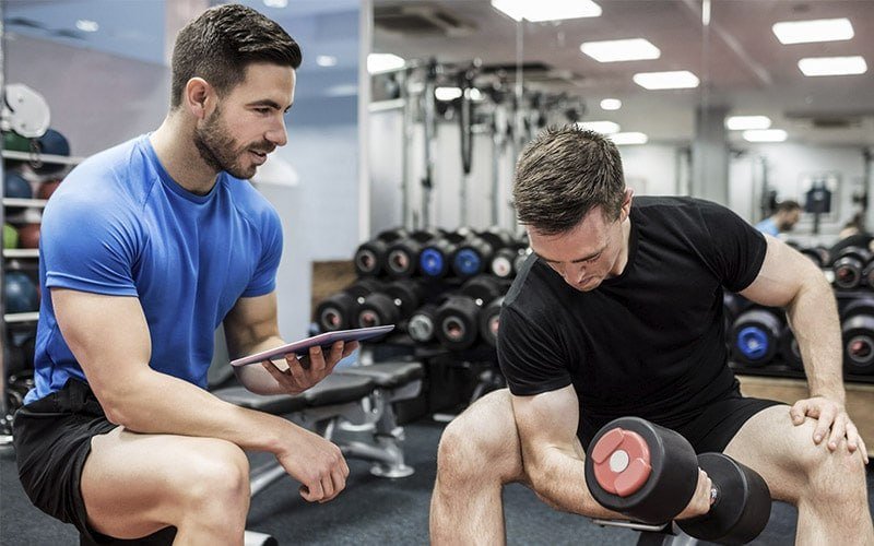 Azerbaycan’da sertifikasız fitness antrenörlerini kim denetliyor? Azerbaycan'da spor salonunda bir müşteriyle çalışan fitness antrenörü