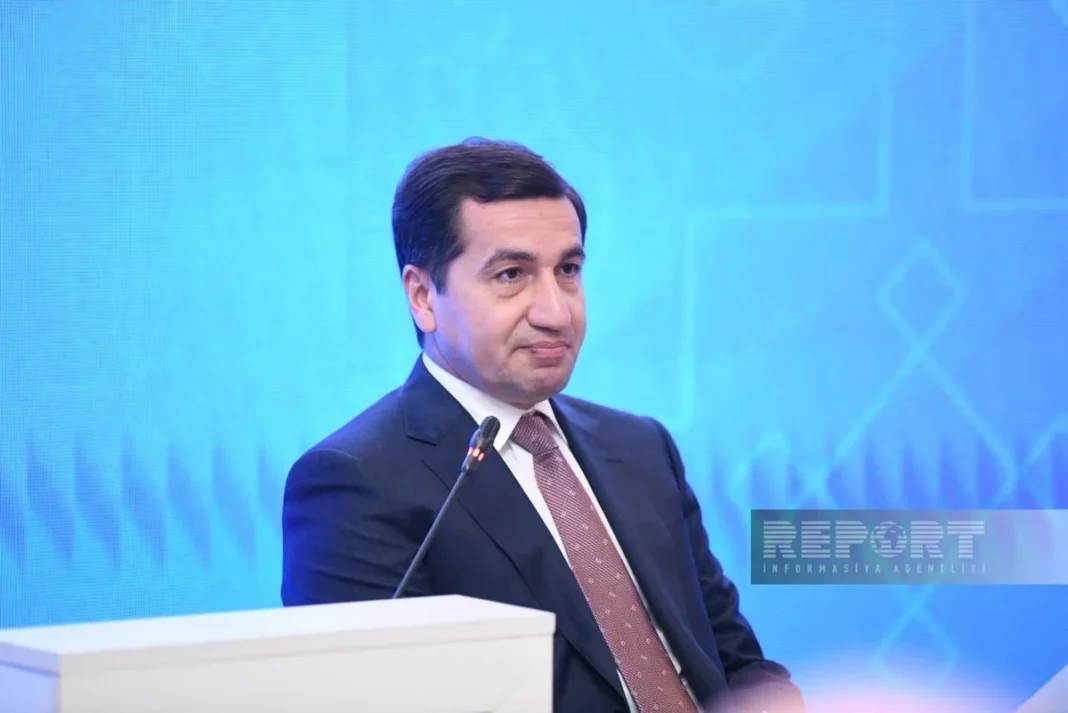 Hikmet Hacıyev Bakü’deki bir oturumda konuşuyor