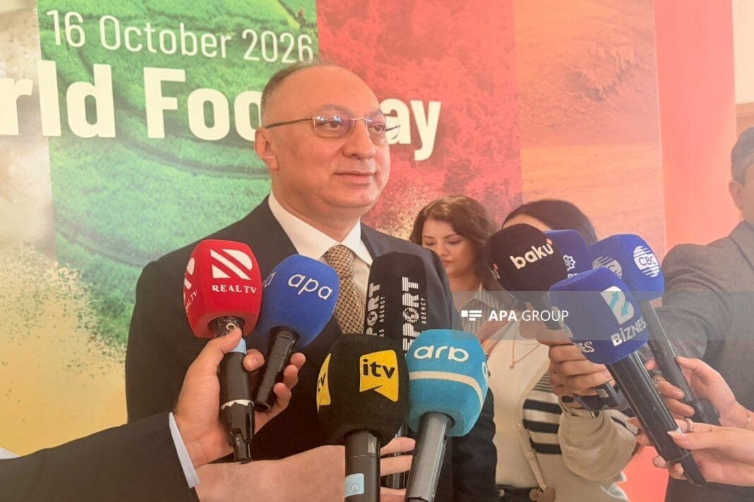Azerbaycan Gıda Güvenliği Ajansı Başkanı Goşgar Tahmazlı gazetecilere açıklama yapıyor