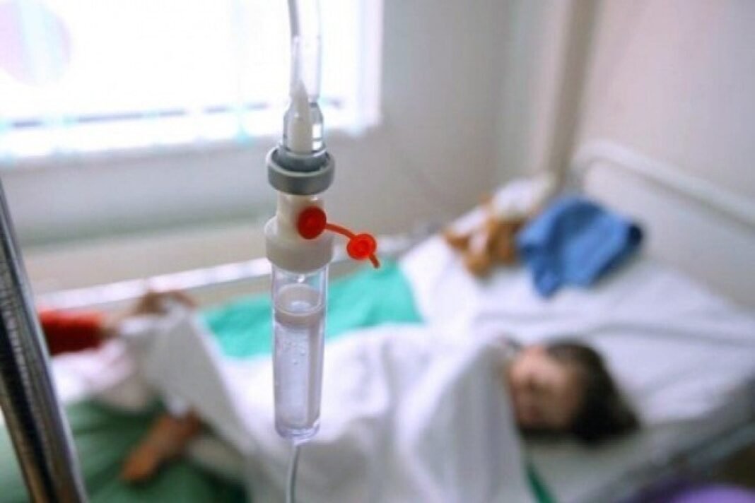 Ceyranbatan’daki okulda öğrencilerde rotavirüs tespit edildi Ceyranbatan’daki 2 No’lu Okulun önünde ambulans