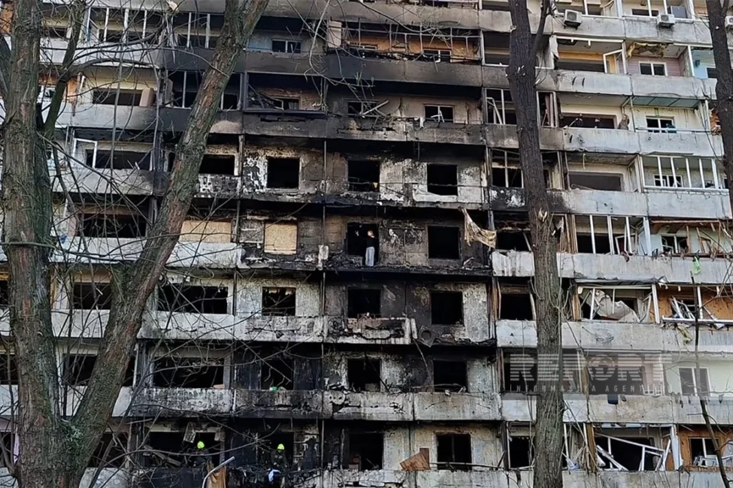 Rus saldırısında Azerbaycanlı ailenin Kiev’deki dairesi hasar gördü Rus saldırısının ardından Beydullayev ailesinin Kiev'deki dairesindeki hasar