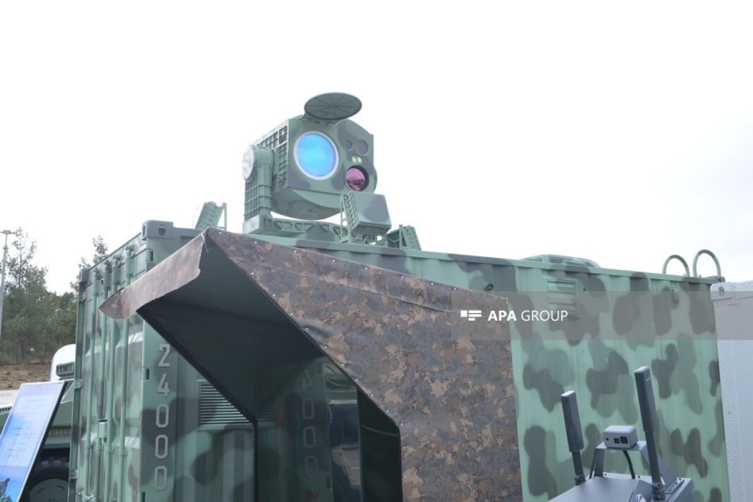 Azerbaycan ADEX 2026’da 24 kW hava savunma lazeri tanıttı Azerbaycan'ın MB-24000 yüksek enerjili hava savunma lazer sistemi