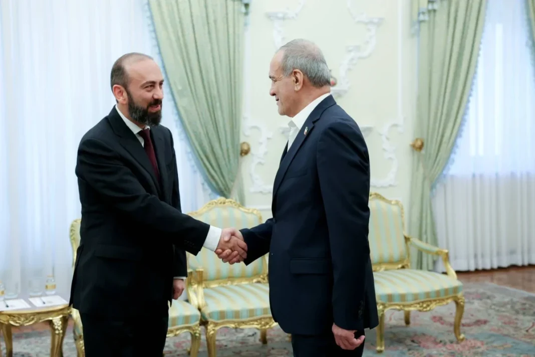 Mirzoyan, İran’ı TRIPP konusunda bilgilendirdi Ermenistan Dışişleri Bakanı Ararat Mirzoyan, Tahran'da İran Cumhurbaşkanı Mesud Pezeşkiyan ile görüşürken