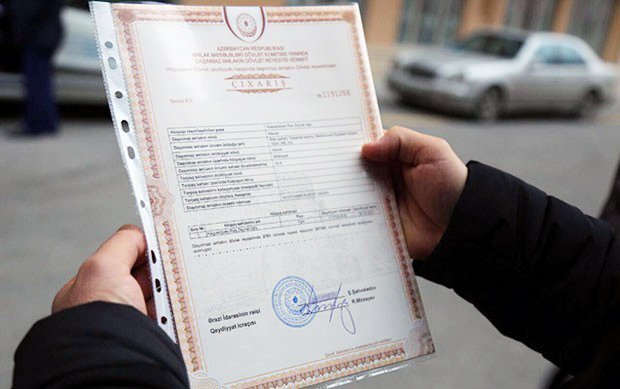 Azerbaycan taşınmaz mülkiyet belgesini tutan bir kişi