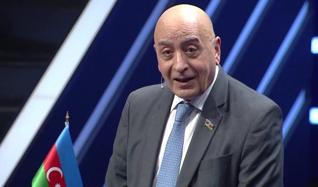 Milletvekili Rasim Musabekov televizyon stüdyosunda konuşurken